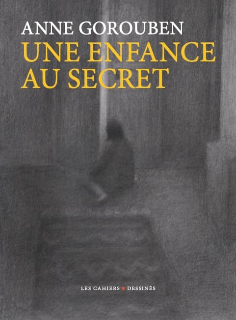 Assise dans sa poussette, la petite Anne, âgée de trois ans, regarde le biscuit salé que vient de lui donner sa mère. S’ensuit un lent, un poignant voyage dans le temps: du noir de la mine de plomb surgissent des visages à la fois flous et lumineux, des conciliabules silencieux, des scènes mystérieuses observées sous le manteau, des intérieurs d’une autre époque, des corps sombres aux poses statiques et néanmoins si parlantes: ici, une enfant à laquelle on ôte un grain de beauté, là une mère qui console sa fille, plus loin deux femmes qui se confient dans la pénombre d’une cuisine. Et puis des rues de Paris, des cours, des portes d’immeubles, une route de grande banlieue… Un passé qui redevient terriblement présent. Un passé hanté, dont les fantômes, un à un, font tomber les masques, malgré le silence qui l’écrase comme une chappe de plomb: patiemment, obstinément, Anne Gorouben lutte contre ce silence terrorisant, reconstituant bribes par bribes, de témoignages en témoignages, l’histoire familiale, marquée par la guerre, la peur, la fuite, la déportation. Image après image, phrase après phrase, l’histoire se formule, se narre, et, par l’alchimie des ombres et de la lumière, se raconte enfin. C’est cette reconstruction, enrichie des propres souvenirs d’enfance de l'auteure, que retrace cet ouvrage, à travers des mots simples, pudiques, merveilleusement justes, ainsi que cent cinquante-deux dessins époustouflants, à nul autre pareils, qui, jouant magistralement de l’ombre et de la lumière, du détail et du flou, montrent ce que les yeux refusent de voir et disent ce que les mots s’appliquent à taire.